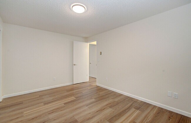 Building Photo - Heenan 2918-2920