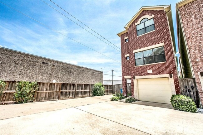 Primary Photo - 3662 Main Plaza Dr