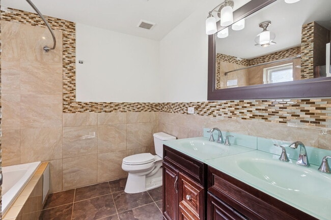 Building Photo - 2011 Brummel St