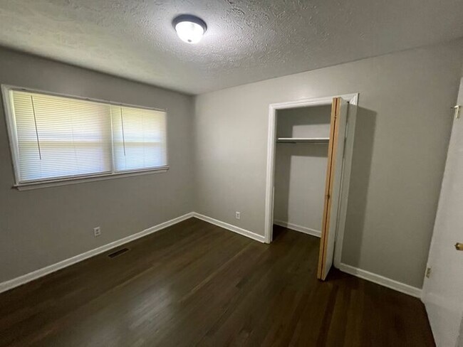 Building Photo - 3/1 Renovated House Available Now! Pet Friendly!