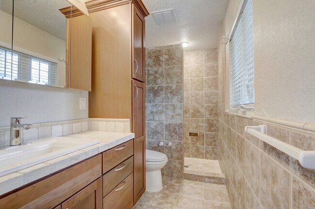 Building Photo - 5281 Jade Cir