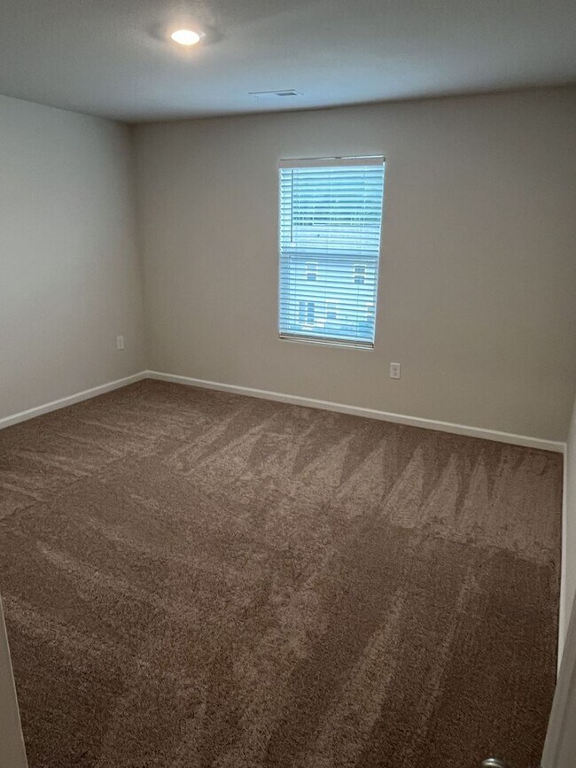 Building Photo - Newer 3 Bed House in East Charlotte