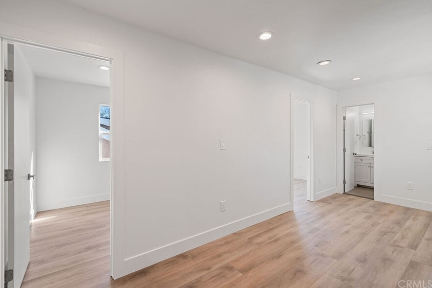 Living area - 728 E Palmer Ave