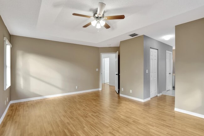 Building Photo - 4066 Cresent Creek St