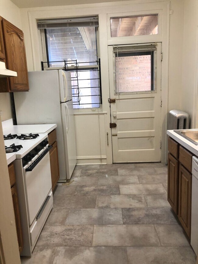 Building Photo - Lincoln Square 2 Bedroom