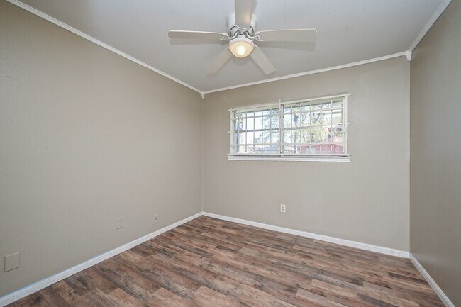 Building Photo - 9630 Glenwood Forest Dr