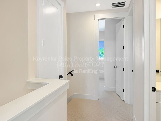 Building Photo - 373 E Lombard Ln