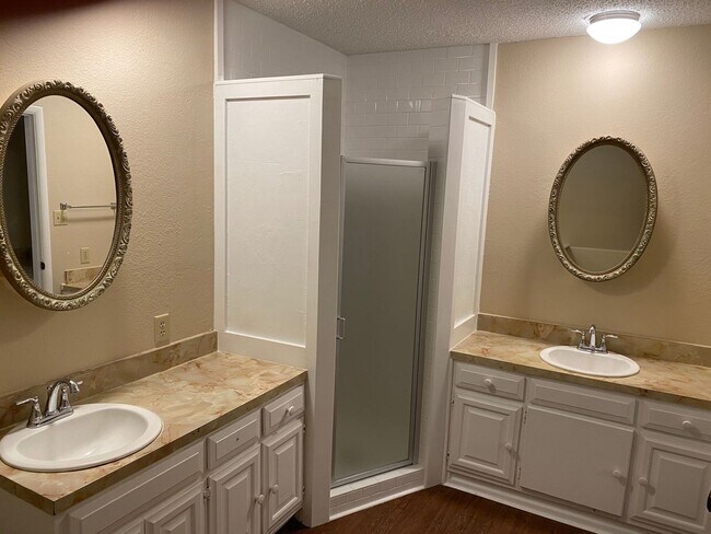 Building Photo - 5 BEDROOM HOME !!!!