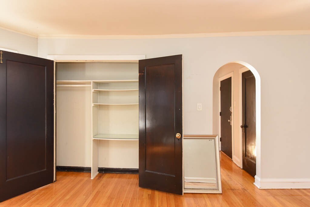 Building Photo - 2105 W Ainslie St