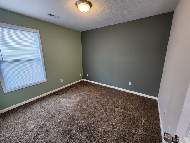 Building Photo - Beautiful newer home with everything on main level in Seaman Schools