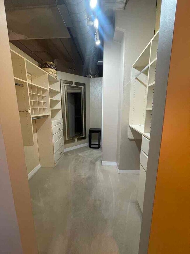 Building Photo - 811 W 15th Pl