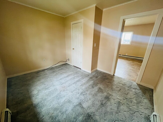 Building Photo - 3 bedroom 2 bathroom house