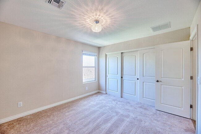 Building Photo - Lynx