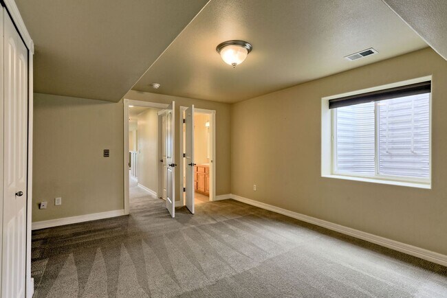 Building Photo - 4 Bedroom 3 Bath Ranch in Greeley