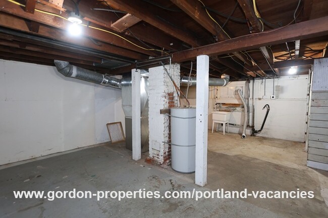 Building Photo - NE Holland St - vintage Woodlawn 2 bedroom...