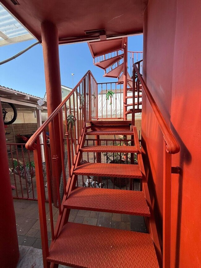 Building Photo - 4 bed 3 bath plus 2 Extra Bonus Rooms with full bathroom in the back yard