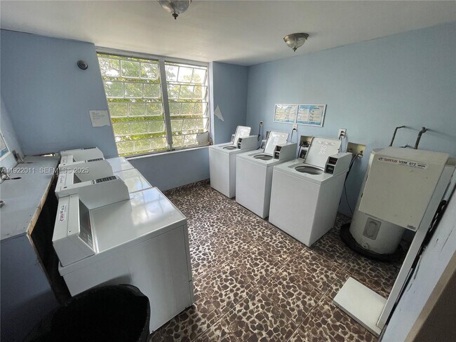 Building Photo - 13455 NE 10th Ave