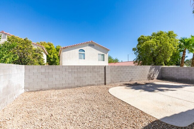 Building Photo - Stunning 3 bedroom, 2 bathroom house located in Silverado Ranch.