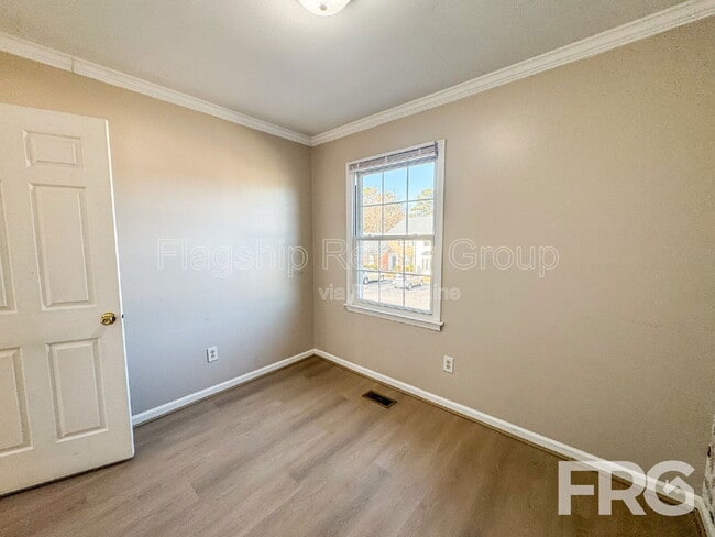 Building Photo - 2700 Thackery Rd