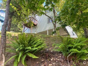 Building Photo - 3 bedroom 1.5 Bath Tandem Home!
