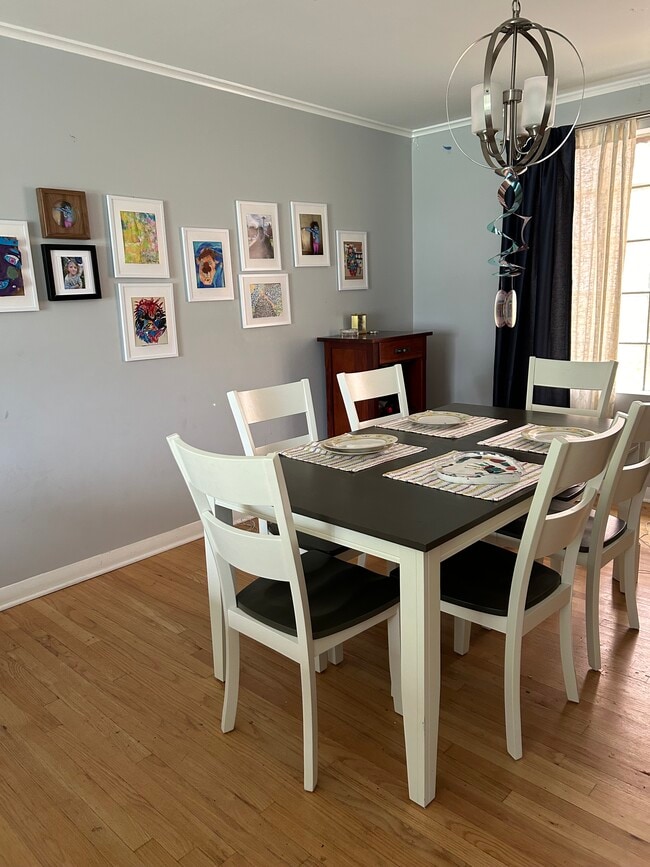 Dinner table - 1620 S Washington Ave