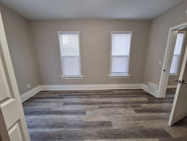 Building Photo - Spacious lower level 2 bedroom