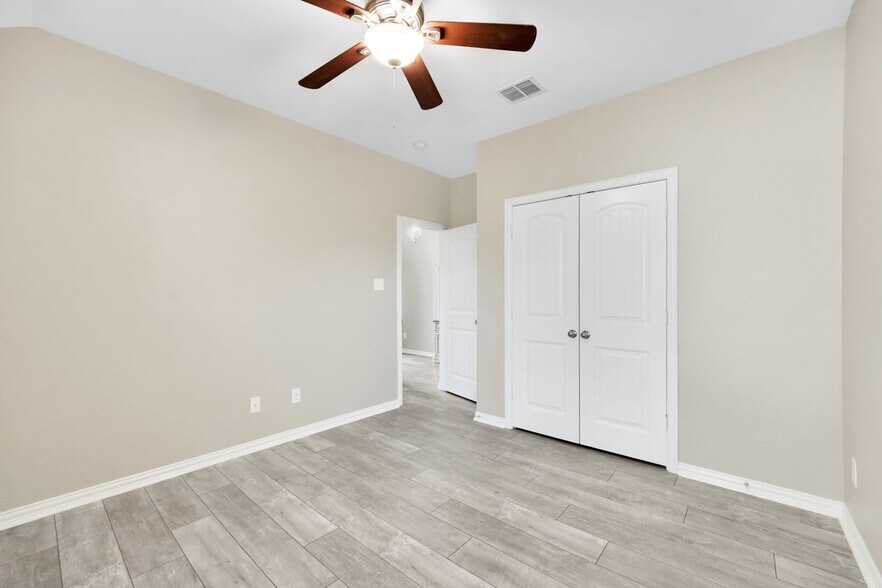 Building Photo - 16601 Lincoln Park Ln