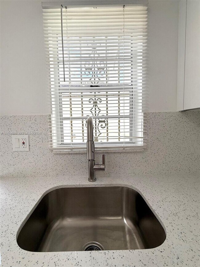 Building Photo - 1460 W 41st St