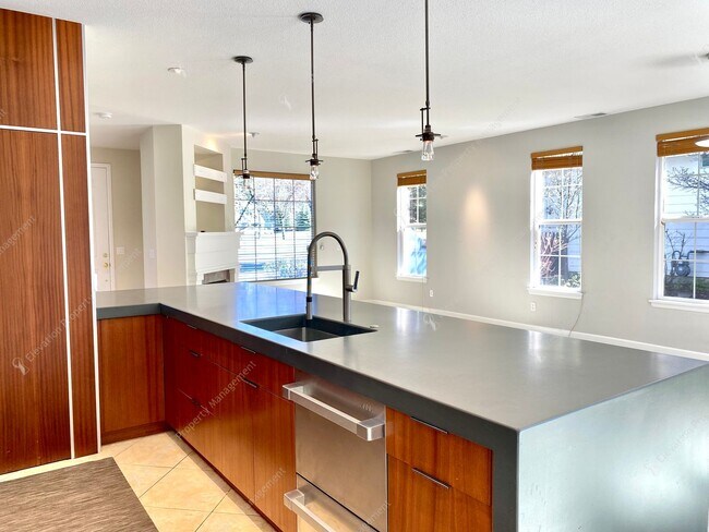 Building Photo - Charming and unique 2 BR in an upscale west Bend neighborhood