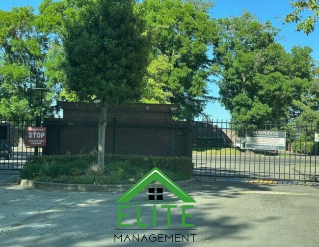 Building Photo - **2 Bed, 2 Bath Condo in Gated Community |...