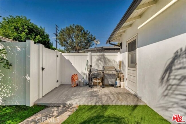 Building Photo - 5151 Teesdale Ave