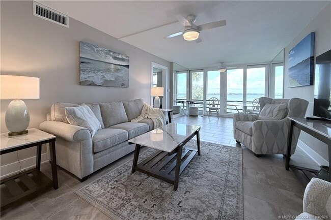 Building Photo - 1950 SW Palm City Rd