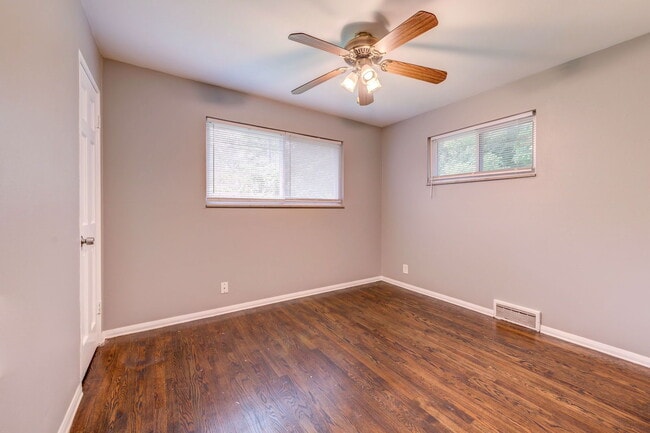 Building Photo - 212 Lakeside Dr