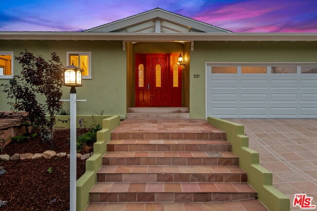 Building Photo - 221 Bellino Dr