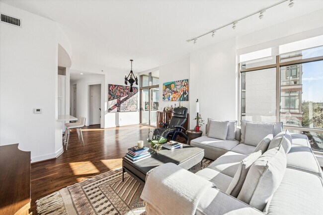 Building Photo - 2211 Briarglen Dr