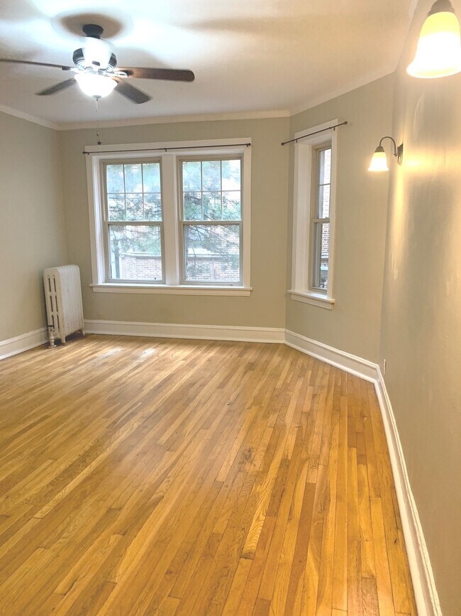 Building Photo - 832 W Sunnyside Ave