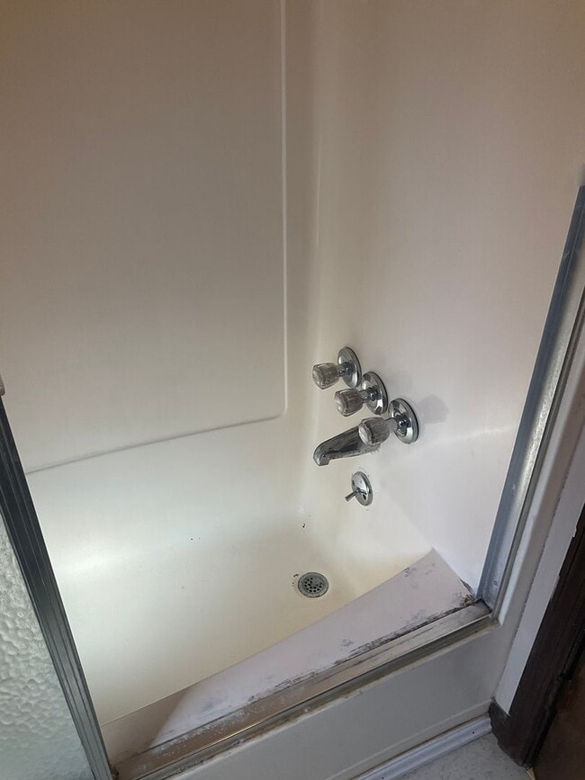 Building Photo - 405 E Poos Dr