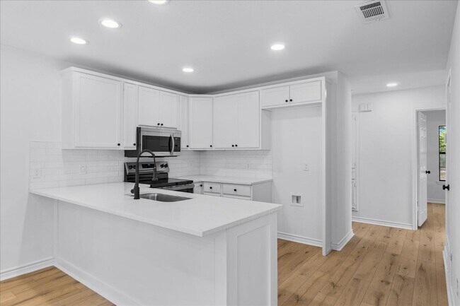 Building Photo - 910 Willow Dr