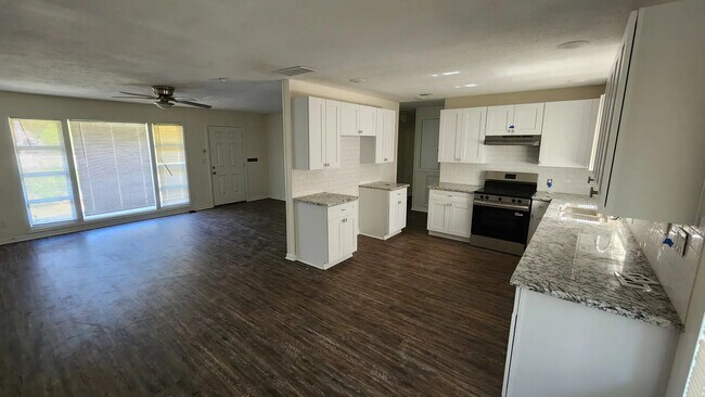 Building Photo - 906 Avenue A