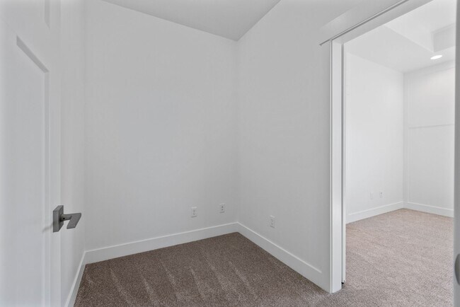 Building Photo - MODERN 3 BED 2.5 BATH TOWNHOME IN SAINT ANTHONY