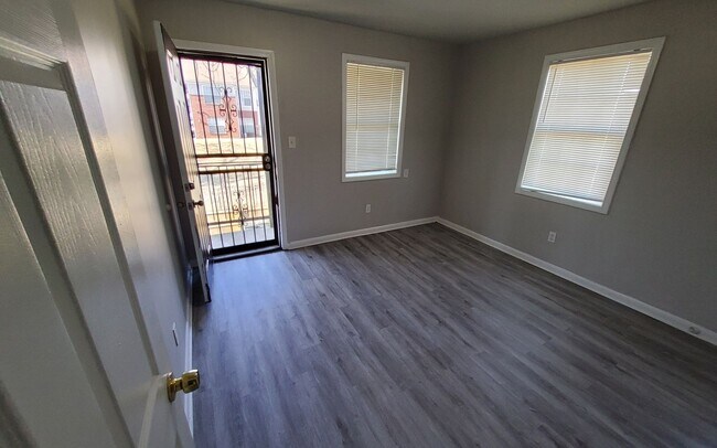 Building Photo - Charming Apartment Unit