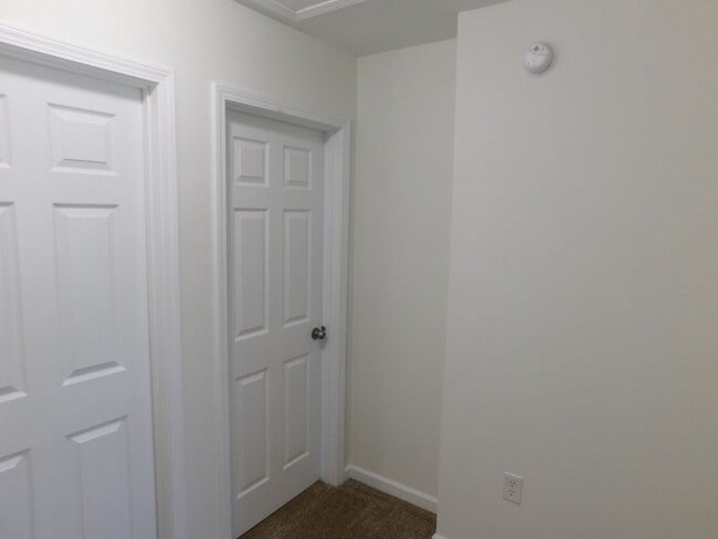 Building Photo - Townhouse Located Conveniently Near Base