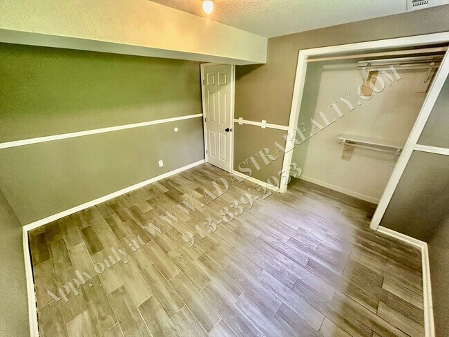 Building Photo - Nice Updated 3 Bed, 1 Bath in KCK-Availabl...