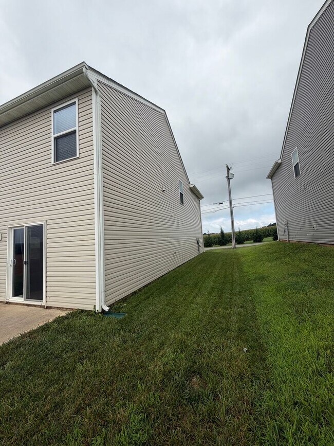 Building Photo - 2320 Beacon Rd