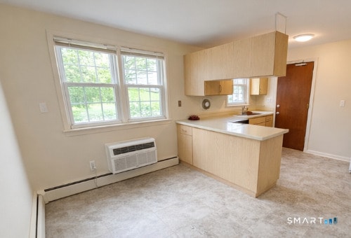 Building Photo - 949 Hopmeadow St