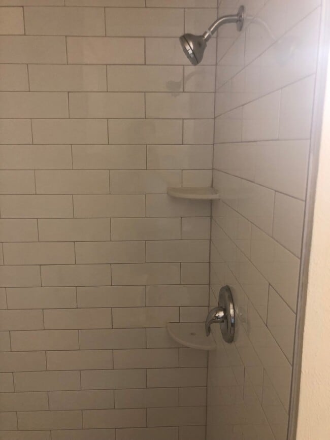 Building Photo - August Prelease : Hyde Park 2 bed/1 bath Condo, New Paint and Updated Bathroom!