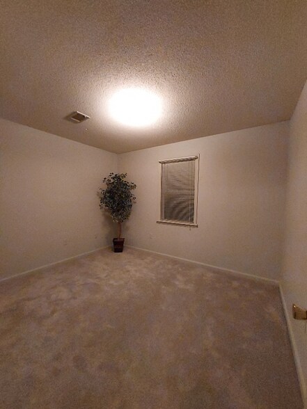 Building Photo - 126 Foxwood Cir