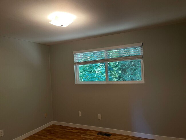 Building Photo - Well maintained 4bd Issaquah home!