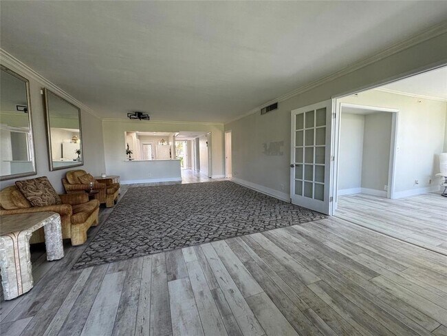Building Photo - 2601 S Palm Aire Dr