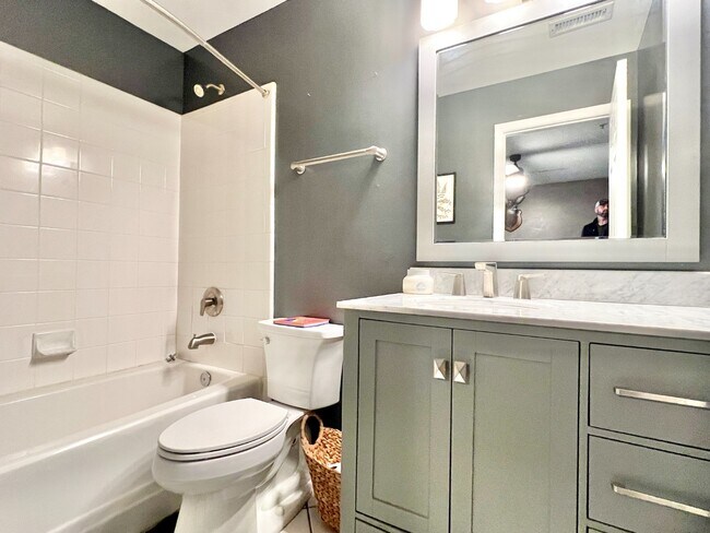 Building Photo - UPTOWN TOWNHOUSE!